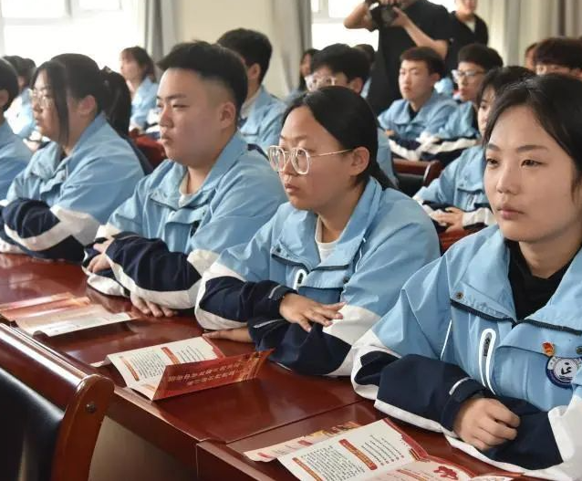 升学班选用文化课与专业课双线并进的培育形式文化课紧扣